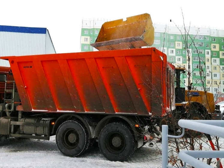 Коммунальщики Нижневартовска борются со снегом