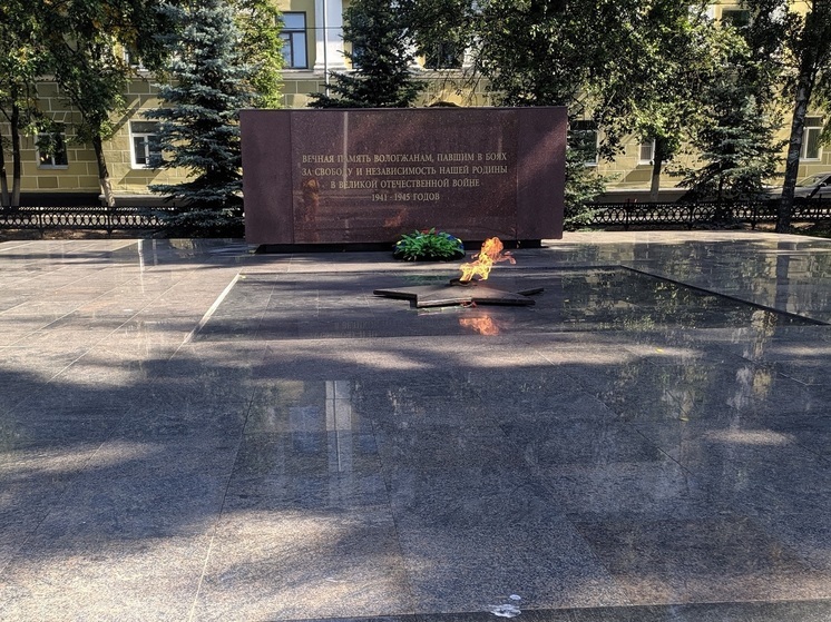 Две школьницы, греющие ноги на Вечном огне в Вологде, раскаялись