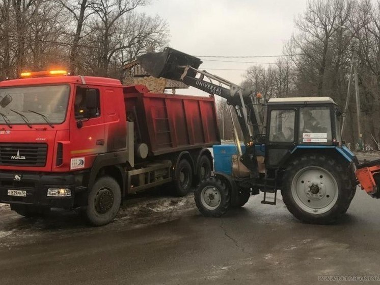В Пензе продолжаются работы по противогололедной обработке
