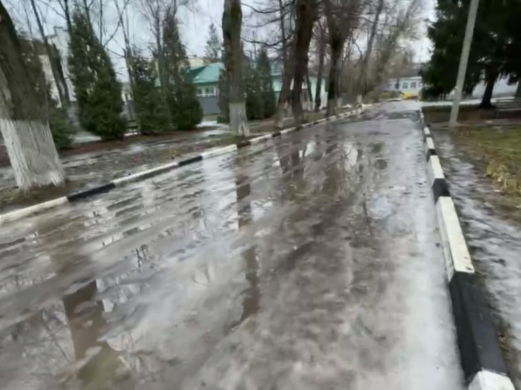 Жители Коломны пожаловались на каток вокруг центральной больницы