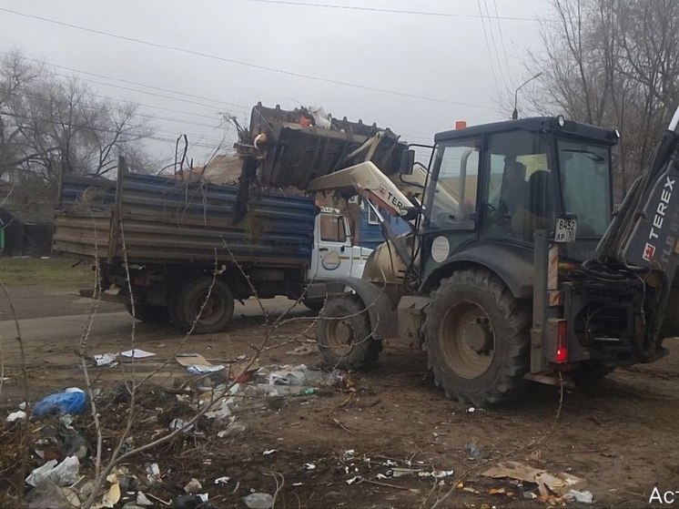 Городские службы продолжают плановую уборку в Астрахани