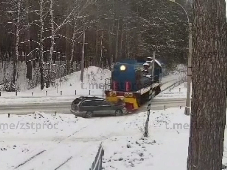 В Новосибирске тепловоз столкнулся с автомобилем