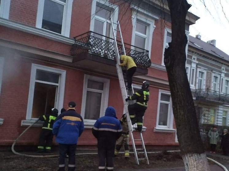 Калининградские пожарные спасли человека из горящего дома в Гусеве