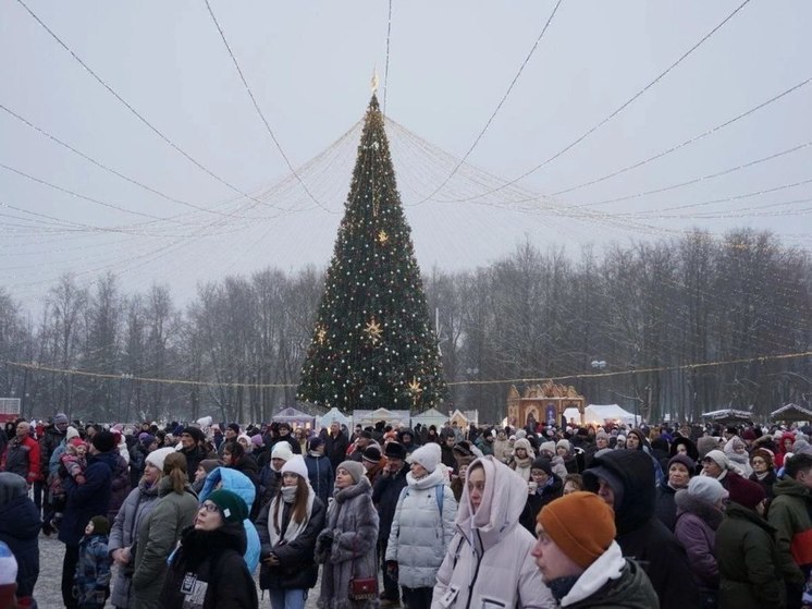 Площадь Победы-Софийской убирают от новогодней мишуры