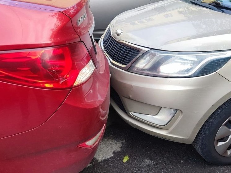 В Абакане столкнулись два автомобиля и загорелись два контейнера с мусором