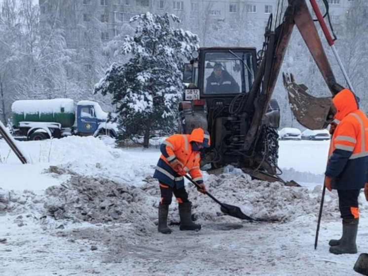 Новгородский водоканал за праздники прочистил 128 канализационных колодцев