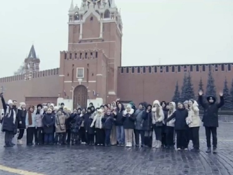 Почти 400 школьников ДНР посетили новогоднюю Москву