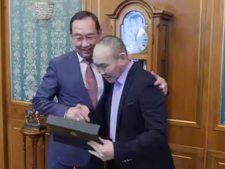 Глава Якутии Николаев подарил нож Григорьеву, победившему украинского военного в рукопашном бою