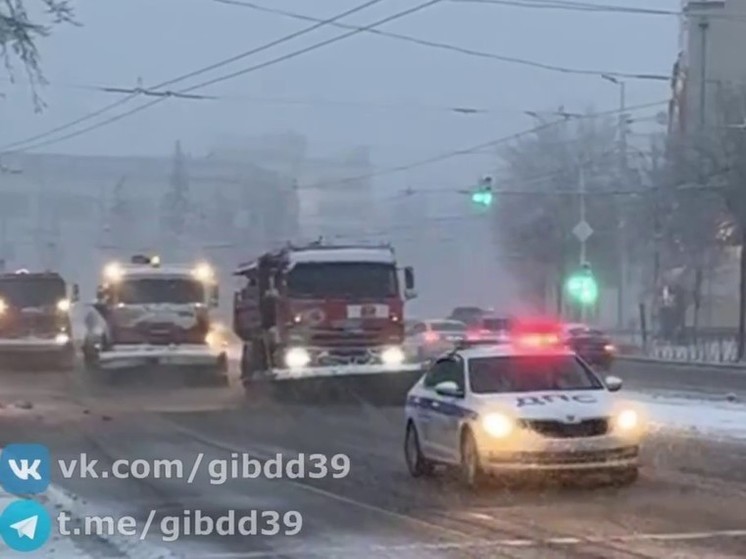 Полицейские помогают дорожникам чистить дороги