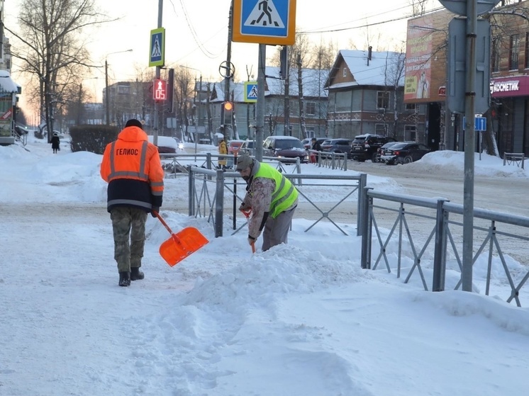 В Северодвинске наводят порядок на дорогах после снегопада