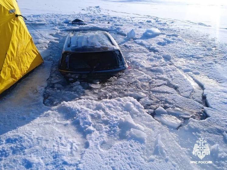  В Бурятии под лед провалился автомобиль