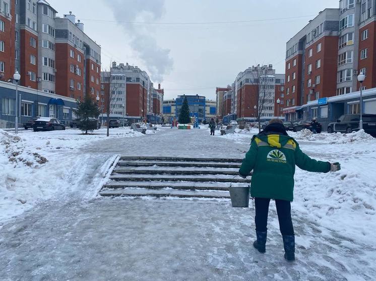 В Чебоксарах продолжают обработку скользких тротуаров реагентами