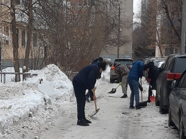 Жители Уфы вышли на субботник, не дождавшись коммунальщиков