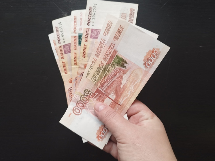 Организация в Валдайском районе в течение года не платила сотруднику зарплату