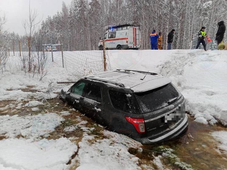 На дороге под Лодейным Полем автомобиль съехал в кювет