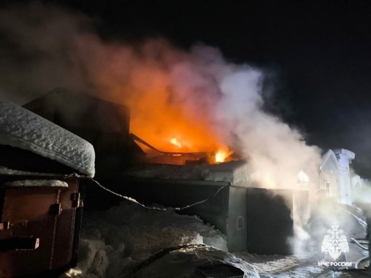 Пожар настиг четыре гаража в Мурманске
