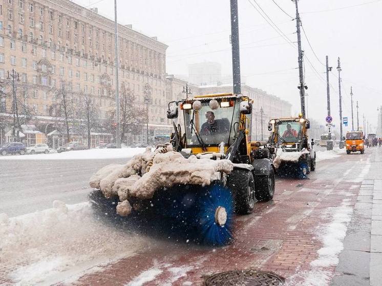 Коммунальные службы Петербурга активно борются с последствиями циклона «Чарли», который принес в город снежные завалы. На круглосуточную работу вывезли тысячу единиц спецтехники, рассказал вице-губернатор Петербурга Евгений Разумишкин.