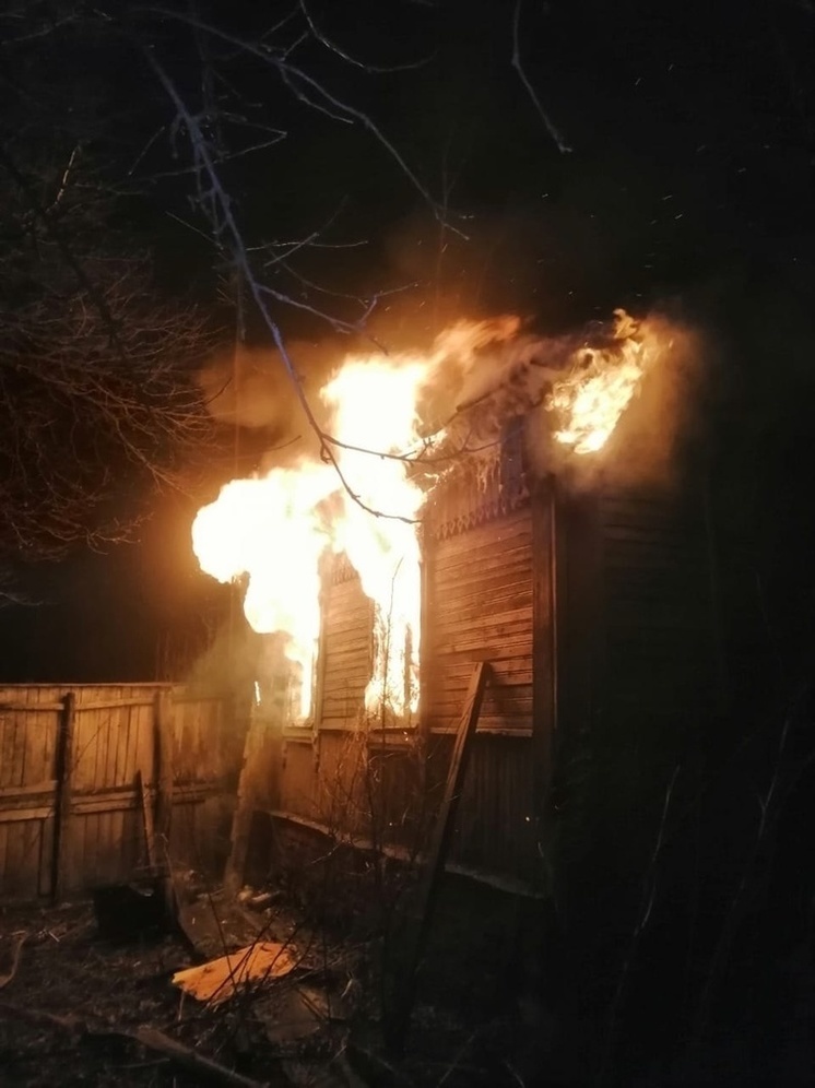 Под Курском сгорел деревянный дом в деревне Кононыхино