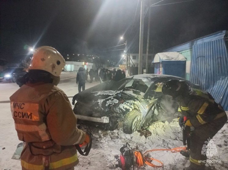 Машина врезалась в дом в Забайкалье