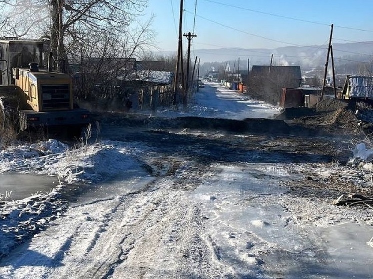 Улицу в Могоче перекрыли из-за наледи