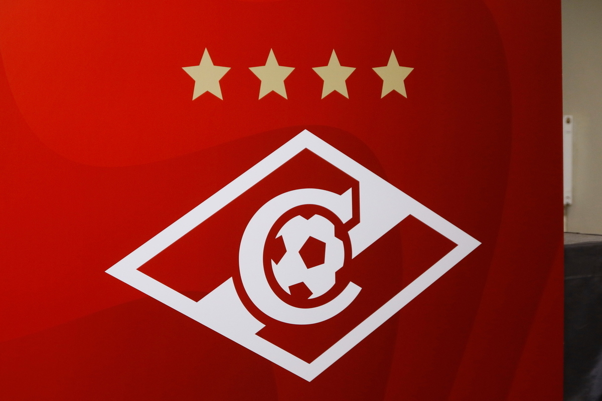 Болельщик «Динамо» пришел за автографами игроков «Спартака»