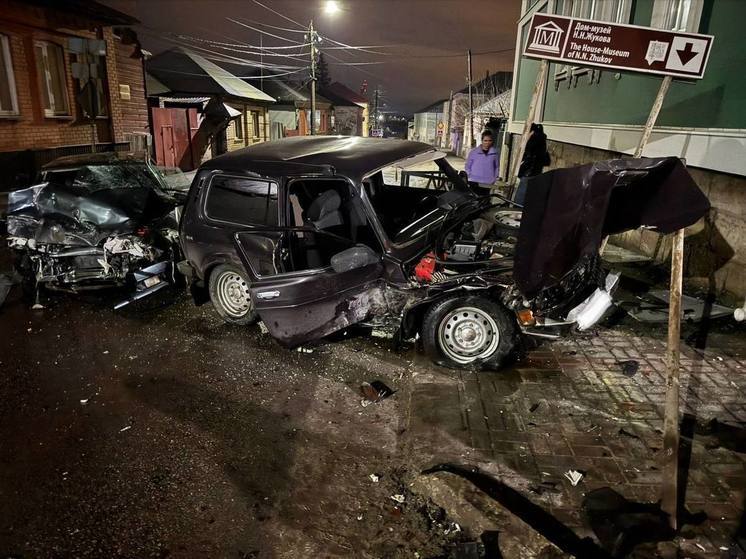 Юные водитель и пассажир попали в больницу после ДТП в Ельце