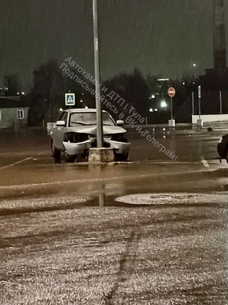 В центре Тулы водитель врезался в столб, машина всмятку