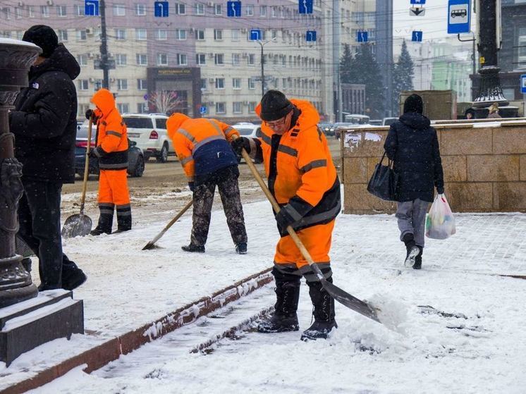 В Челябинске завершают обработку дорог, ведущих к школам и поликлиникам