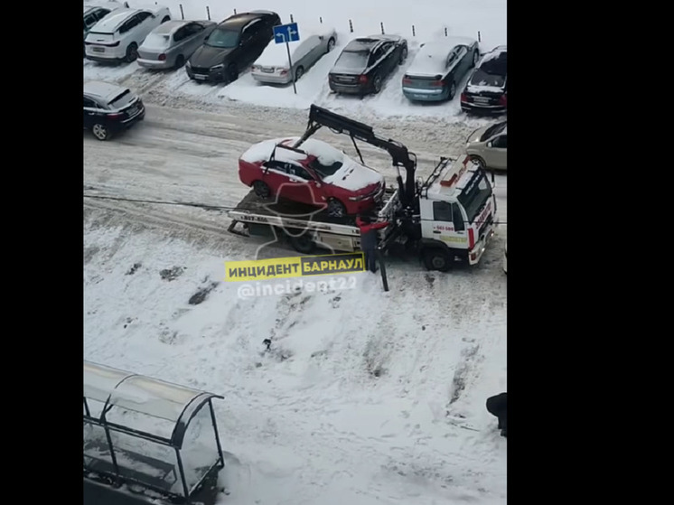 В Барнауле эвакуатор наказал автомобилистов за парковку в кармане остановки общественного транспорта