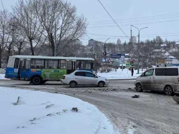 В Бийске произошло ДТП с автобусом, в котором перевозили детей