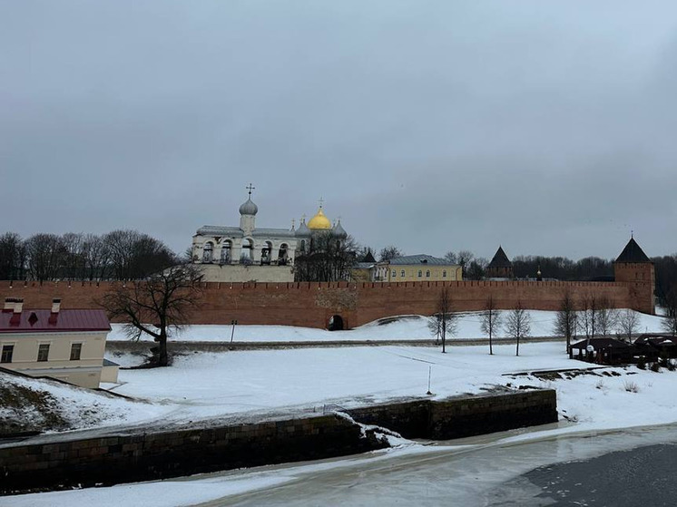 На стене новгородского кремля появились надписи и рисунки