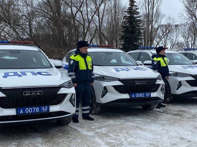 Легковушка врезалась в припаркованный полицейский «УАЗ» в Рязани