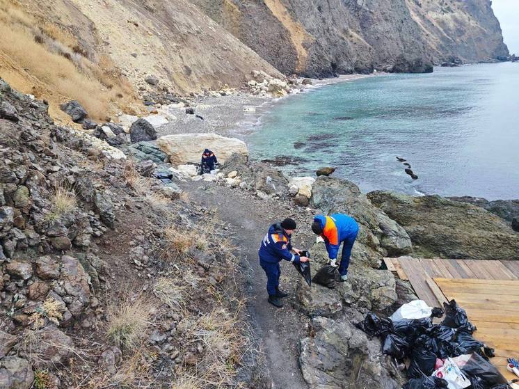 С пляжей Севастополя убирают мешки с загрязненным грунтом