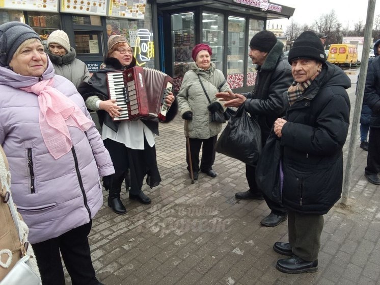 «Воронежские бабушки» устроили концерт в автобусе и продолжили петь на улице