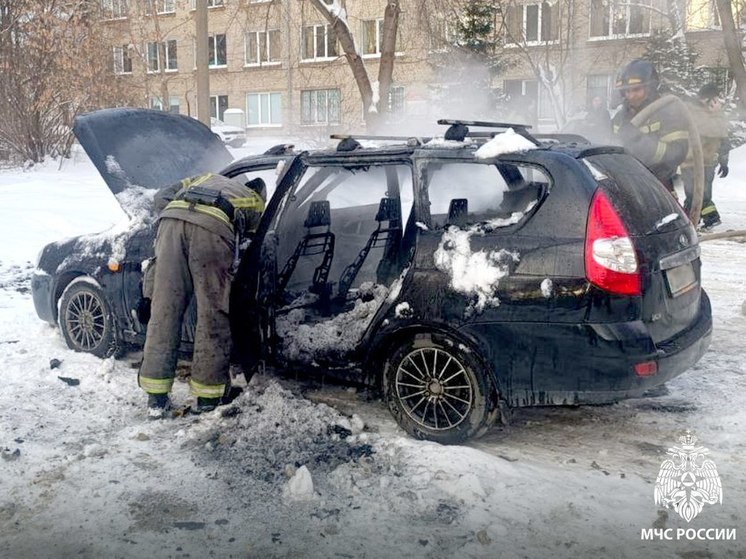 В Томске на парковке обгорели три легковых автомобиля