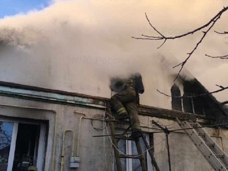 В Орловском МО горел дом на двух хозяев