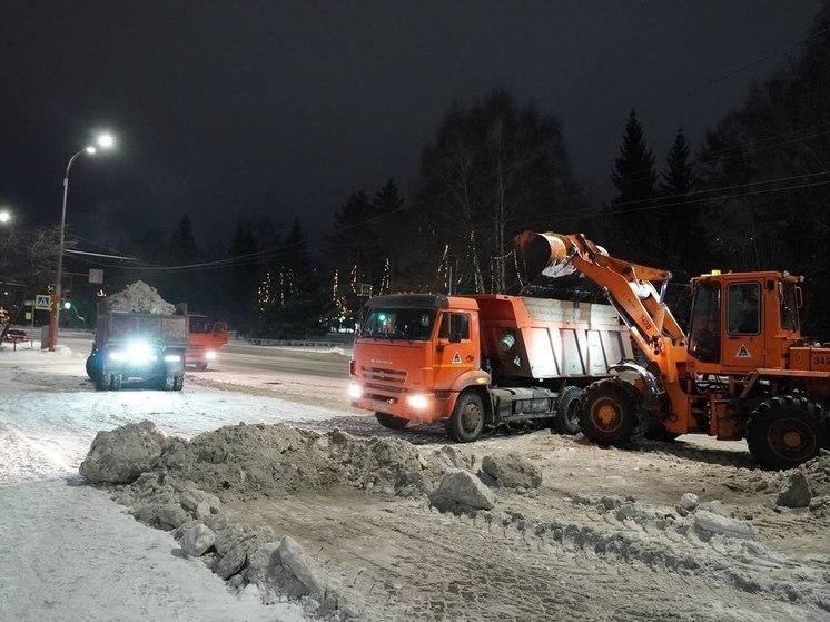 Более 20 тысяч кубометров снега вывезли за выходные с улиц Кемерова