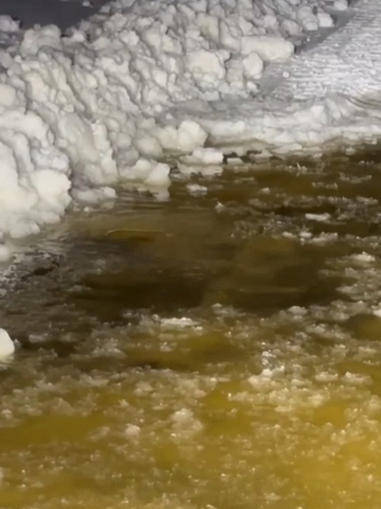 Залитый водой зимник пока не могут открыть в Ямальском районе