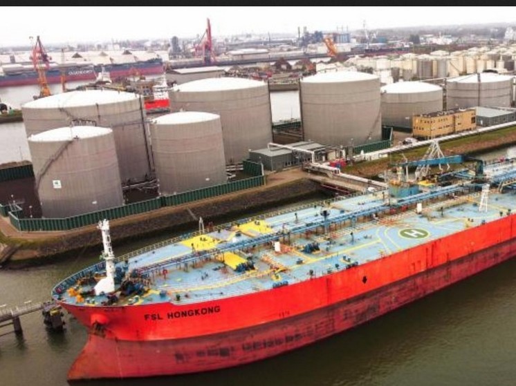 Bloomberg: попавшие под санкции танкеры с российской нефтью простаивают у Китая