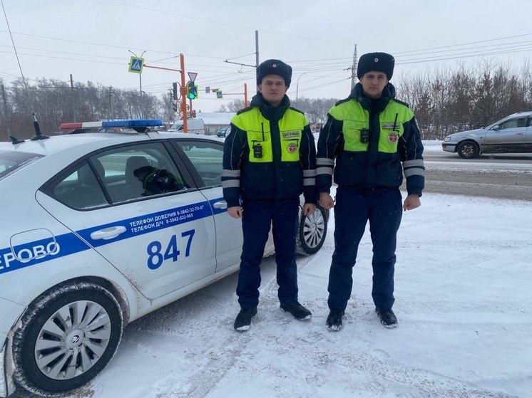 Кемеровские инспекторы ГИБДД помогли автоледи