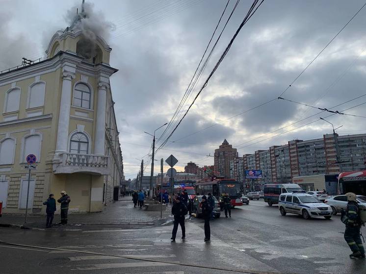 Из-за пожара в здании военного госпиталя в Туле встали троллейбусы из центра