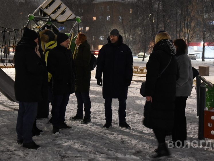 Мэр Вологды Андрей Накрошаев проверил две детские площадки после обращения граждан