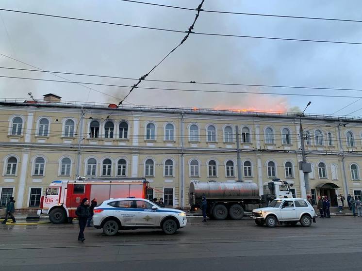 Здание военного госпиталя в Туле не могут потушить уже 2 часа