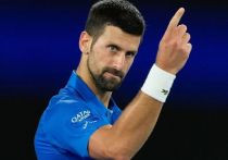 Новак Джокович с трудом преодолел первый раунд Australian Open, тогда как его молодые соперники, Янник Синнер и Карлос Алькарас, показали куда более уверенную игру. В этот же день австралиец Ник Кирьос вернулся на корты домашнего турнира, но не смог преодолеть барьер первого круга, а финалист прошлого года Стефанос Циципас неожиданно покинул турнир. "МК-Спорт" рассказывает подробности.
