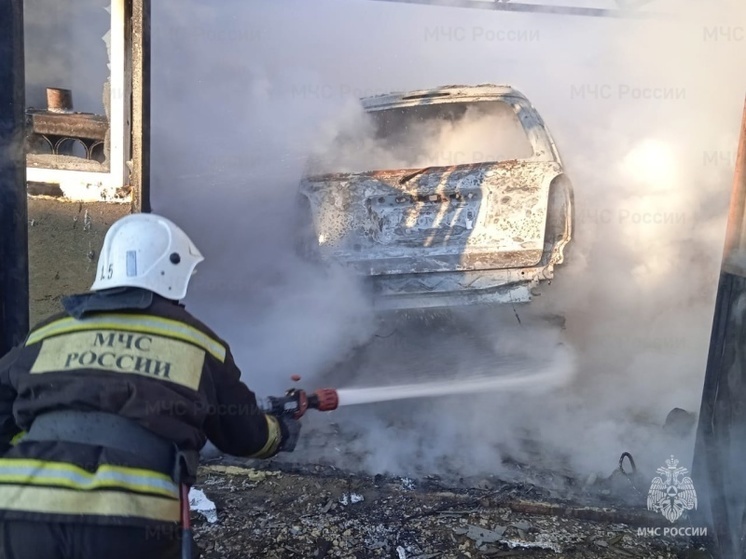 В Верховском районе сгорели гараж и авто