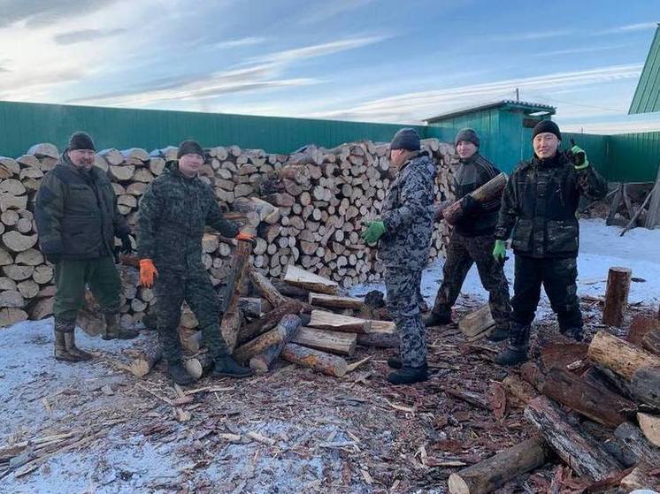 В Бурятии росгвардейцы накололи  дров дацану