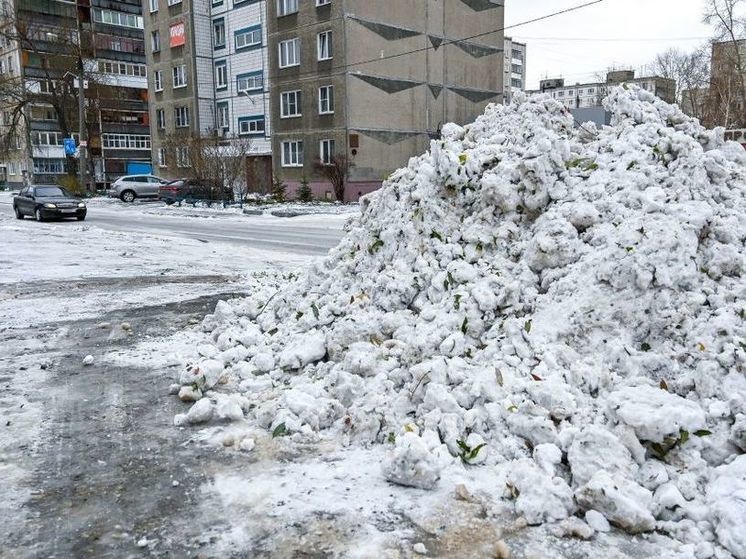 ГАИ Челябинска поручила убрать сугроб, угрожающий безопасности детей