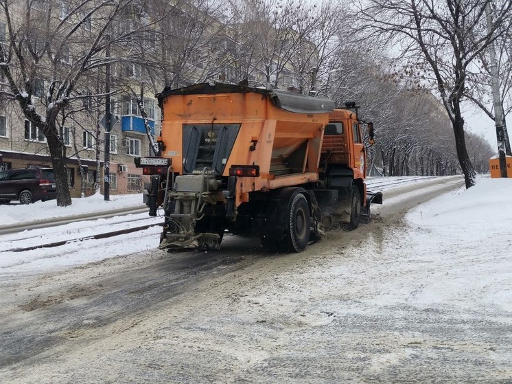 В Хабаровске продолжается плановая уборка улиц от снега