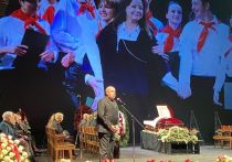 Михаил Швыдкой вспомнил, как наблюдал за Добровольской еще во время обучения в ГИТИСе: «Казалось бы, после обучения у двух мастеров кинематографа поступить в МХТ будет сложно, но у Олега Ефремова было глубокое чувство, он понимал, что она была нужна Художественному театру