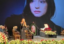 Со слезами на глазах, всхлипывая, Наталья Бочкарева начала свою речь с воспоминаний о том, как на первой же репетиции она получила от Добровольской «большую головомойку» и поблагодарила ее за школу актерского мастерства, которую ей дала Евгения Добровольская